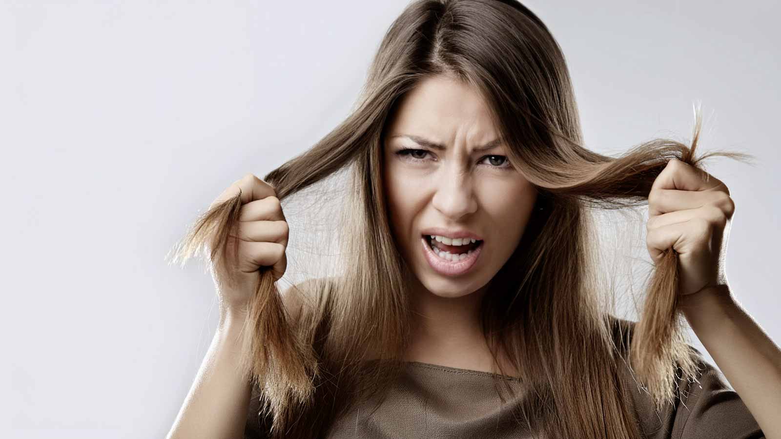 junge Frau rauft sich die Haare